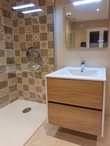 Móvel de casa de banho por medida com lavatório.