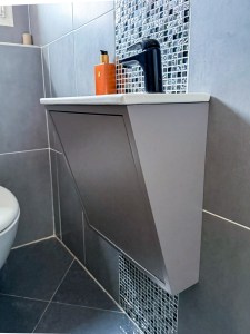 Casa de banho moderna com móvel suspenso branco