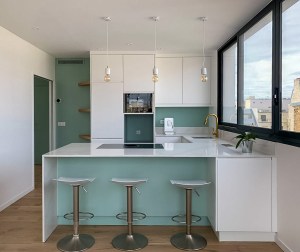 Cozinha por medida com armários em branco, com Peninsula, com 3 bancos e fundo azul turqueza.