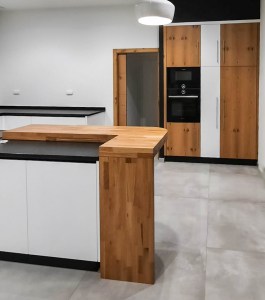 Cozinha moderna com armários brancos e detalhes em inox