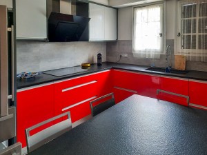 Cozinha moderna com frentes vermelhas lacadas