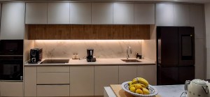 Cozinha contemporânea com ilha central e armários cinzentos