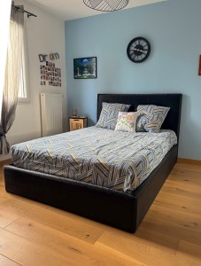 Quarto moderno com cabeceira estofada e cómodas por medida