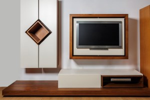Móvel de sala de design moderno com painel de TV giratório, armário de parede suspenso com nicho geométrico e consola inferior em madeira e lacado branco.